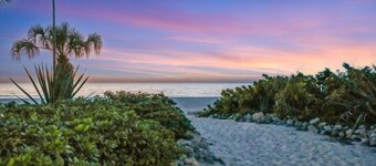 Beachfront With Private Balcony Heated Pool and Spa