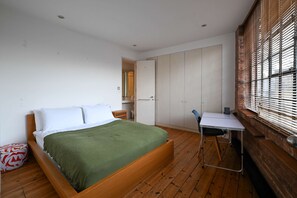 Apartment - Light-filled Double Bedroom With Workspace in a Converted Warehouse Shoreditch (London)