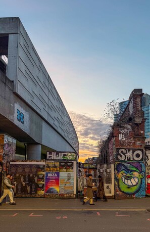 Apartment - Light-filled Double Bedroom With Workspace in a Converted Warehouse Shoreditch (London)