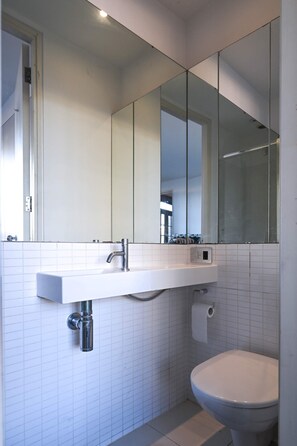 Apartment - Light-filled Double Bedroom With Workspace in a Converted Warehouse Shoreditch (London)