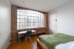 1 bedroom, Internet - Light-filled Double Bedroom With Workspace in a Converted Warehouse Shoreditch (London)