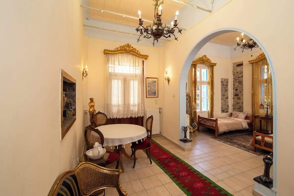 House | 5 bedrooms, Internet - Mikos - Mansion in the City Center (Lesvos)