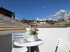 Outdoor dining - Wohnung 'Goliath' mit Terrasse by Interhome (Genova)