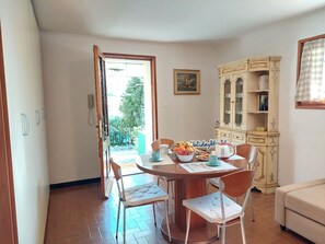 Dining - für 4 Personen ca. 45 m² in Genua, Norditalien (Ligurien) by Interhome (Genova)