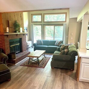 TV, fireplace - Walk to Ski Lifts with Perfect Location! 3 Bedroom Townhome plus Loft. (Dover)