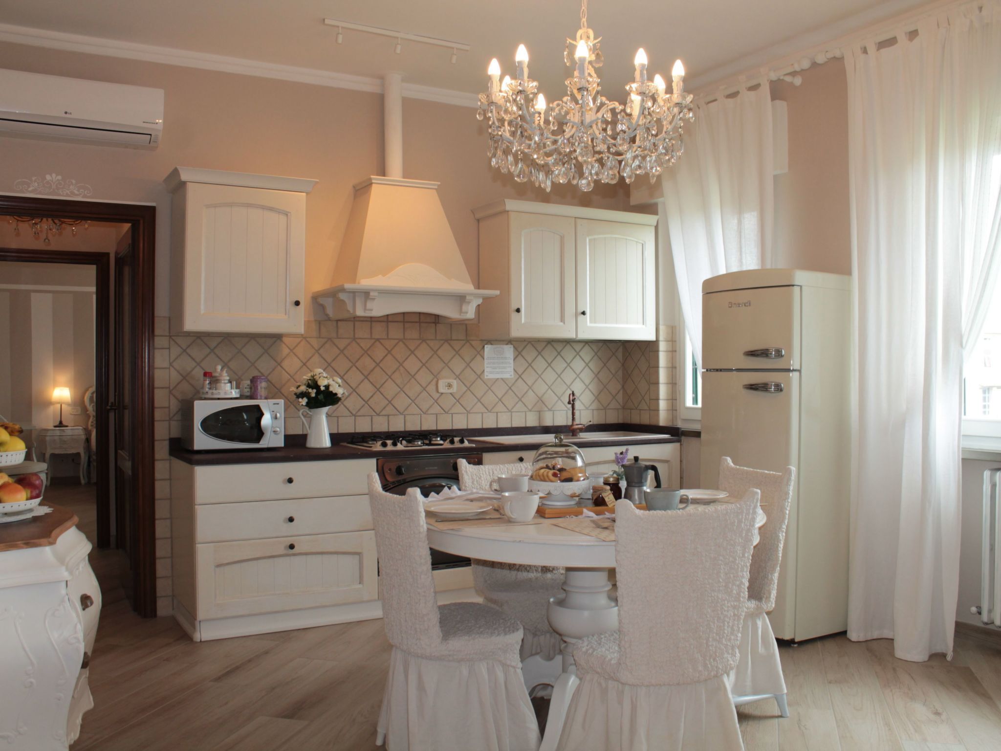 Frigorifero, microonde, forno, lavastoviglie