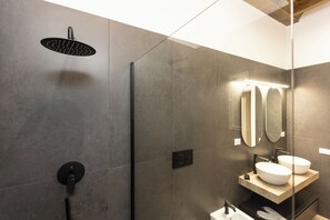 Shower, rainfall showerhead, free toiletries, towels - Rental in Rome Navona Modern Apartment (Rome)