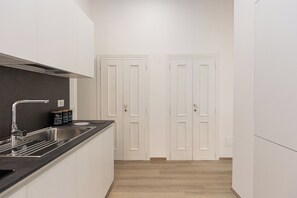 Microondas, placa de cocina, lavavajillas, cafetera expreso