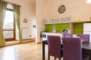 Fridge, microwave, oven, electric kettle - Sant'Ambrogio Apartments - Donatello (Firenze)