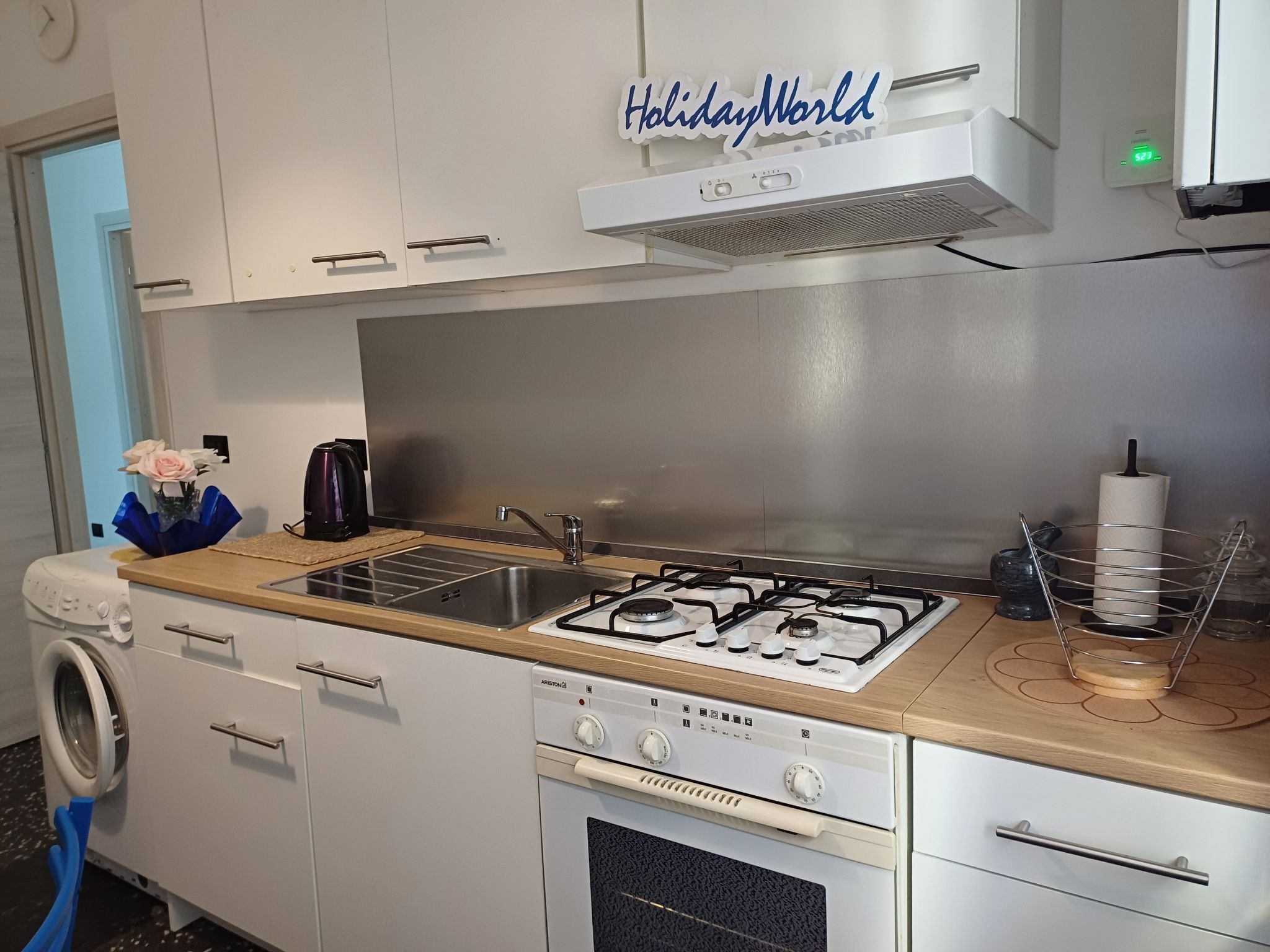 Kühlschrank, Mikrowelle, Ofen, Kochgeschirr/Geschirr/Besteck