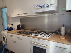 Réfrigérateur, micro-ondes, four