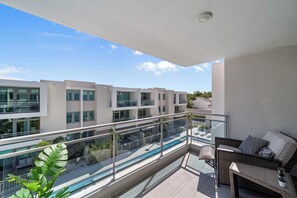 Property grounds - Modern Resort Style Condo Near Airport and Beaches - 2 Pools, Gym, AC throughout (Carolina)