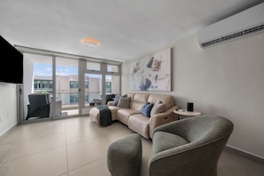 Smart TV, stereo - Modern Resort Style Condo Near Airport and Beaches - 2 Pools, Gym, AC throughout (Carolina)