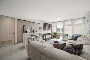 Smart TV, stereo - Modern Resort Style Condo Near Airport and Beaches - 2 Pools, Gym, AC throughout (Carolina)
