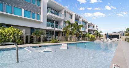 Modern Resort Style Condo Near Airport and Beaches - 2 Pools, Gym, AC throughout