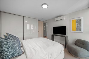 Iron/ironing board, free WiFi, bed sheets - Modern Resort Style Condo Near Airport and Beaches - 2 Pools, Gym, AC throughout (Carolina)