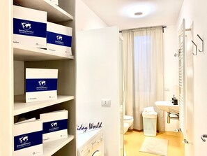 Bathroom - für 6 Personen ca. 80 m² in Genua, Norditalien (Ligurien) by Interhome (Genova)
