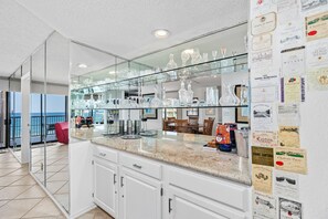 Apartment, 3 Schlafzimmer | Bar (in der Unterkunft)