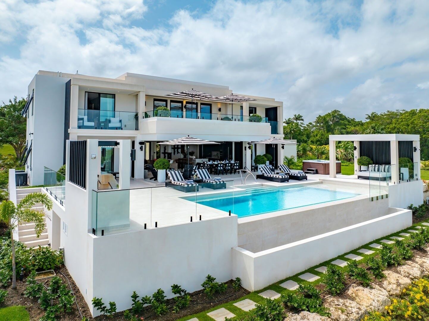 Huvila, 4 makuuhuonetta | Uima-allas