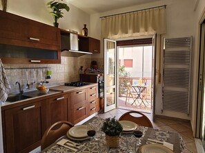 Refrigerador, horno y utensilios de cocina 
