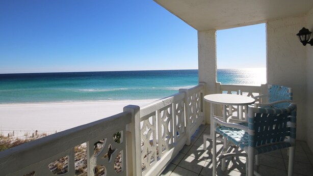 Un balcon avec vue sur la plage et l’océan.
