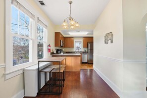 Nhà, 3 phòng ngủ | Bếp riêng | Tủ lạnh, lò nướng, dụng cụ pha cà phê/trà, ấm điện 