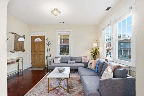 Dc Area Bungalow Near Shops And Dining 3 Bedroom Home