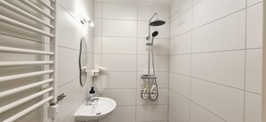 Shower, hair dryer, towels, soap - Slitebadens Annex (Slite)