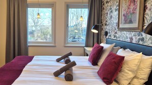 A hotel room with a bed, two windows, a chair, and a desk. - Slitebadens Annex (Slite)