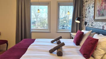 Roupas de cama premium, escrivaninha, Wi-Fi de cortesia, roupa de cama