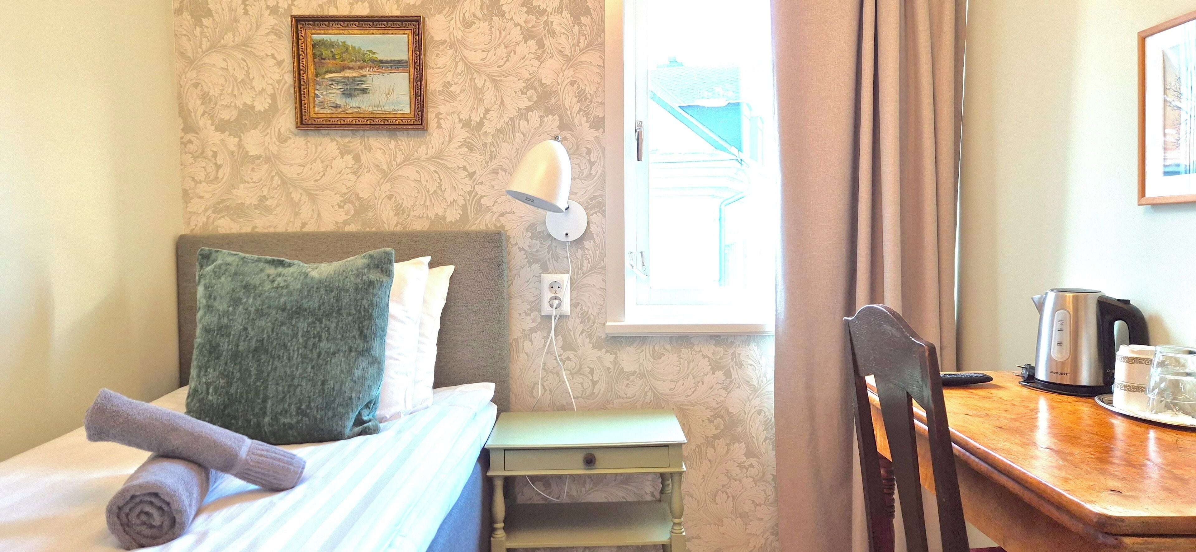 单人房 | 高档床上用品、办公桌、免费 WiFi、床单