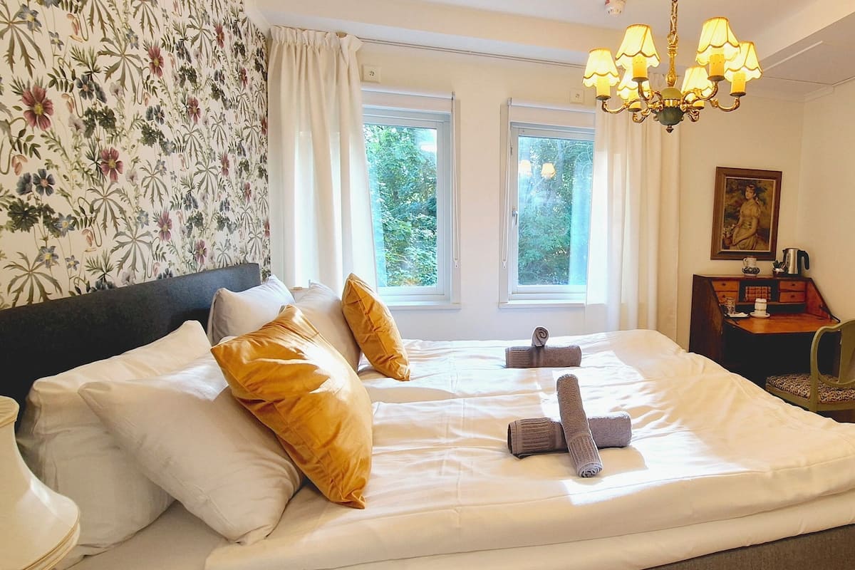 Double Room | Premium bedding, desk, laptop workspace, soundproofing