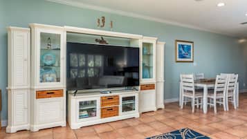 Condo, 4 habitaciones | Área de sala de estar