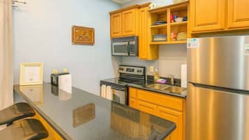 Apartment, 2 Bedrooms | Dapur peribadi | Peti sejuk, ketuhar, pembancuh kopi/teh, pembakar roti