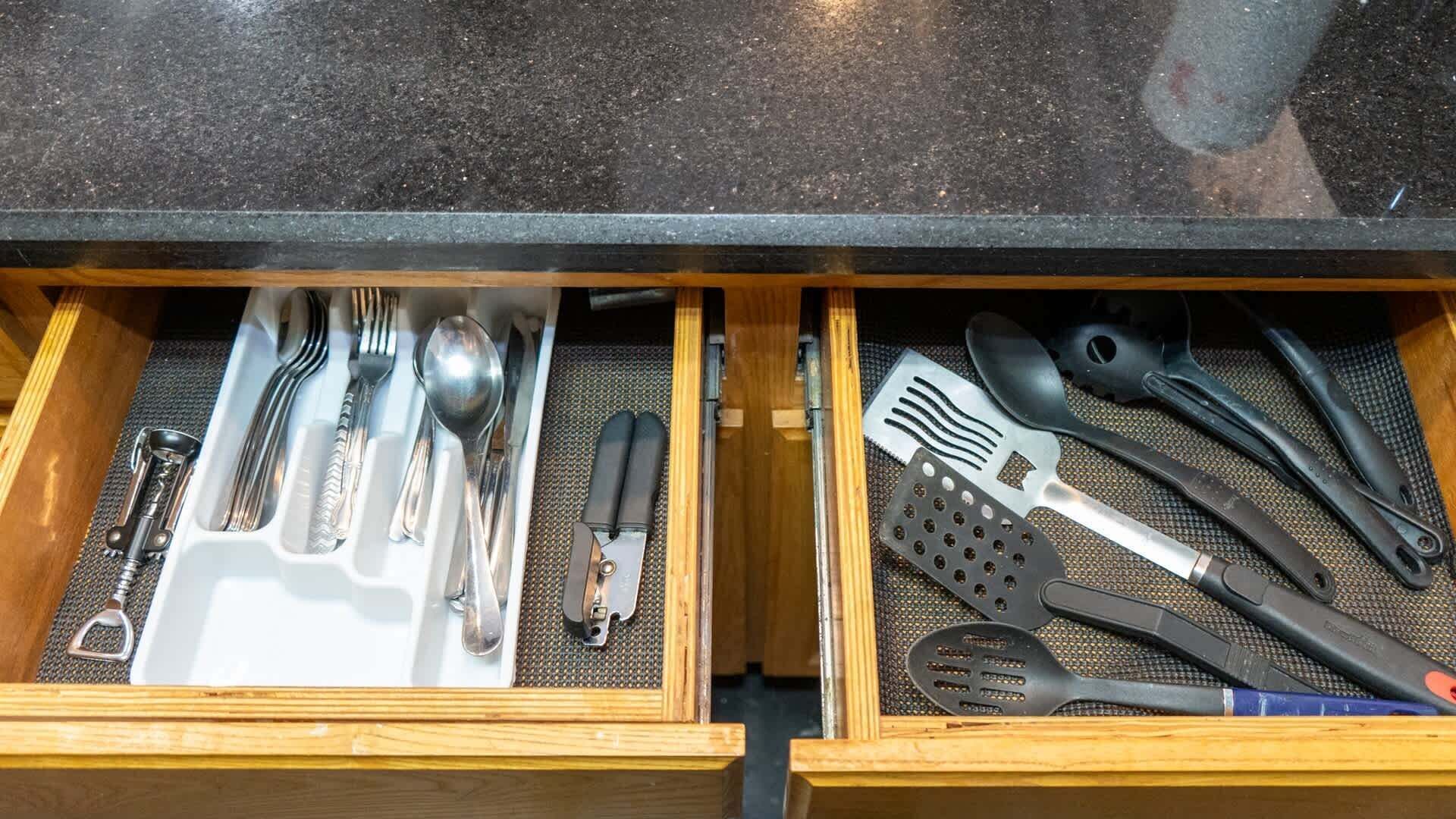 Un cajón con utensilios y herramientas de cocina.