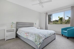Iron/ironing board, WiFi, bed sheets - Shelly Beach Hideaway (Port Macquarie)