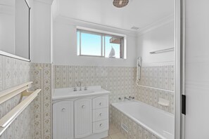 Shower, hair dryer, towels - Shelly Beach Hideaway (Port Macquarie)