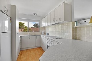 Een koelkast, een microgolfoven, een oven, een kookplaat