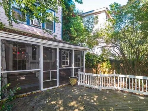 Cozy quaint bilevel apartment for you! Near Philly