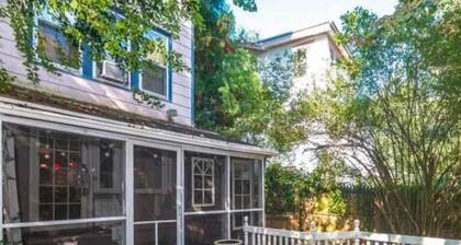 Cozy quaint bilevel apartment for you! Near Philly