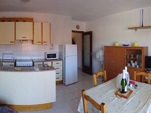 Kühlschrank, Mikrowelle, Ofen, Kochgeschirr/Geschirr/Besteck