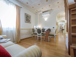 Interior - Ruhige Wohnung in Santa Croce mit Terrasse, Kathedrale von Florenz-Nähe by Interhome (Florence)