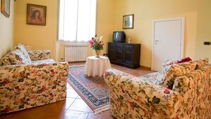 Unclassified image, 5 of 16, button - Wohnung 'San Firenze' mit Waschmaschine by Interhome (Florence)