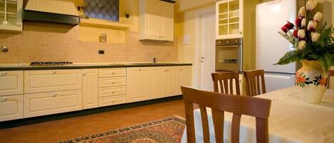 Réfrigérateur, four, lave-vaisselle