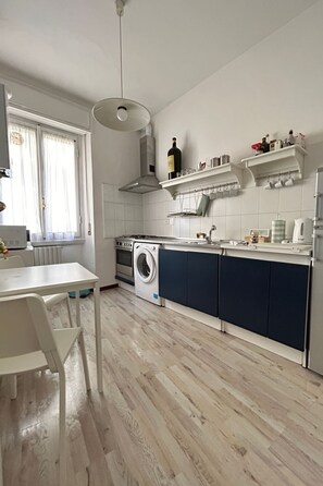 Fridge, microwave, cookware/dishes/utensils - Federicas Ponte Vecchio 1bd by Interhome (Florence)