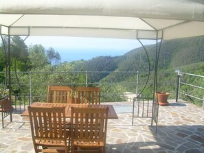 Outdoor dining - Wohnung mit Terrasse mit Meerblick by Interhome (Casarza Ligure)