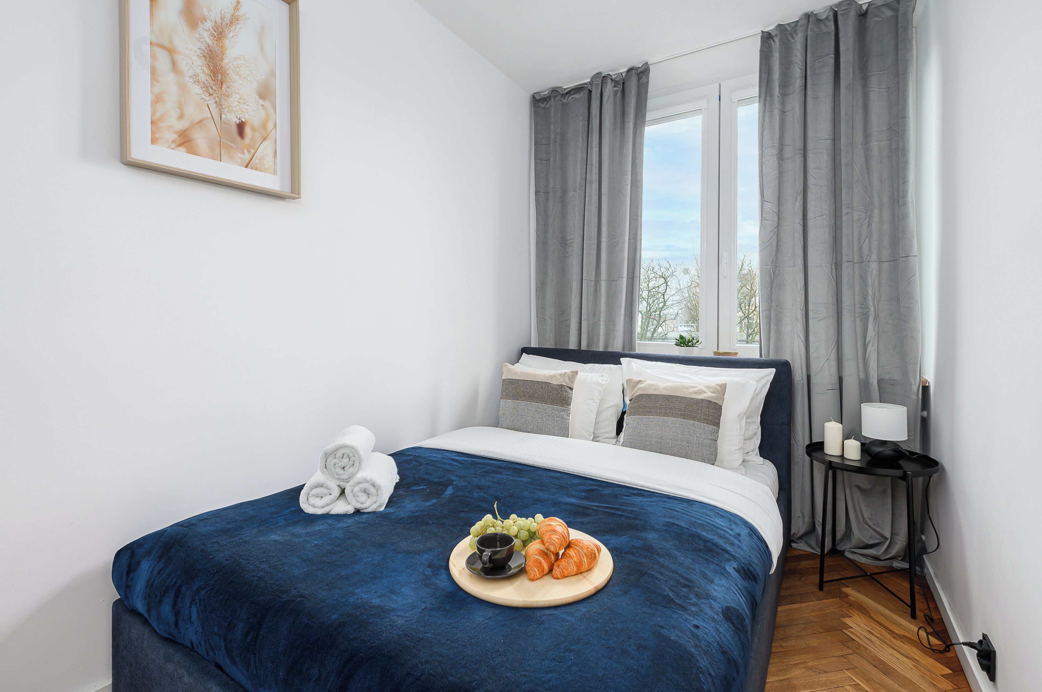 Cortinas blackout, tabla de planchar con plancha, cunas y wifi gratis 