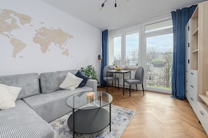 Classic-Apartment, Balkon, Stadtblick | Wohnzimmer | 30-Zoll-Smart-TV mit Digitalempfang, Netflix, Streaming-Dienste