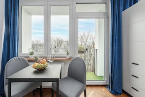 30-inch Smart TV with digital channels, Netflix, streaming services - Lumina 2-room apart near the Old Town (Warsaw)