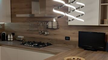 Kühlschrank, Mikrowelle, Ofen, Geschirrspüler